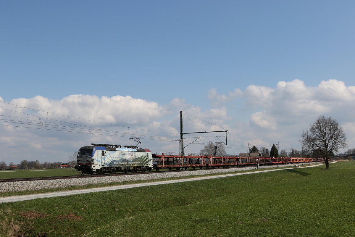 193 773  Brennerbahn  mit einem Autoleerzug aus Salzburg kommend am 16. April 2021 bei Übersee am Chiemsee.