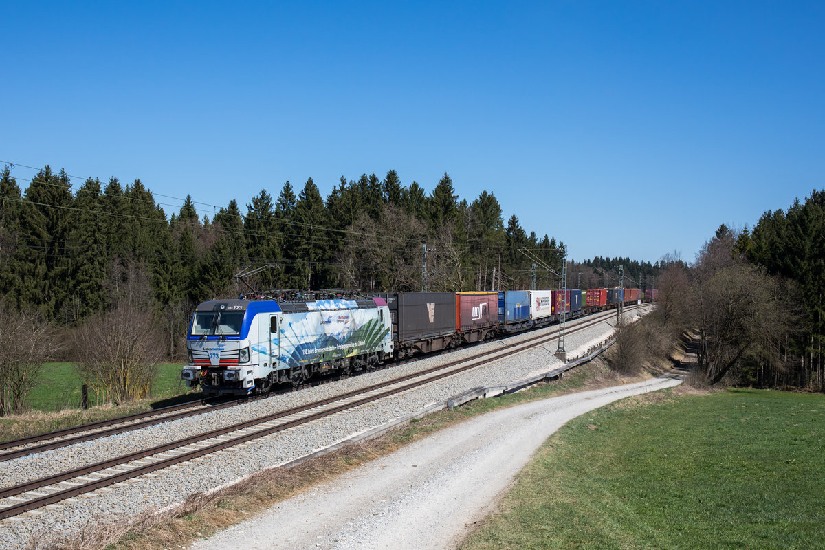 193 773 fuhr mit dem Intercombi KLV bei Grabenstätt in Richtung München, aufgenommen am 7. April 2018.