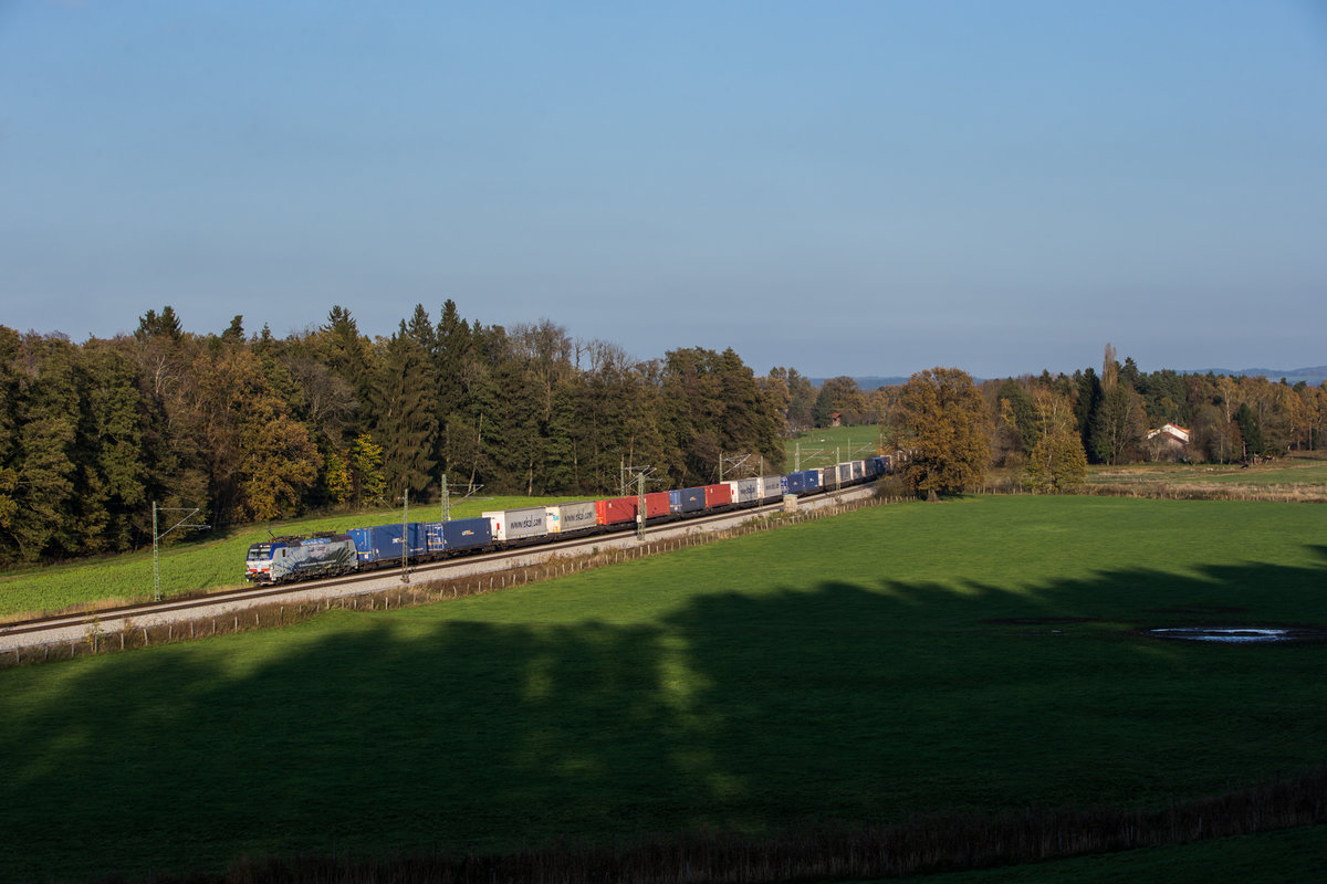 193 773 von Lokomotion fährt mit einem EKOL bei Übersee in Richtung München, aufgenommen am 3. November 2017.