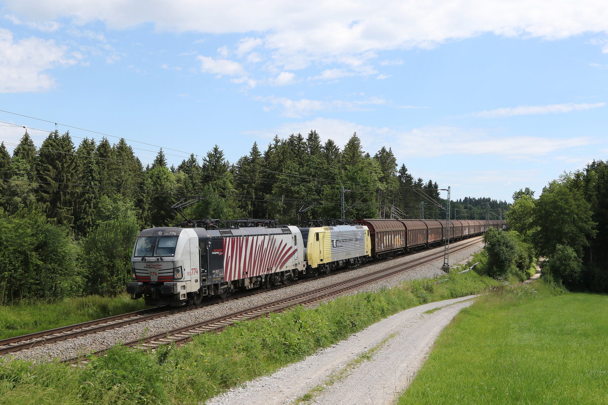 193 774 und 189 902 mit Schiebewandwagen aus Salzburg kommend am 1. Juli 2020 bei Grabenstätt im Chiemgau.