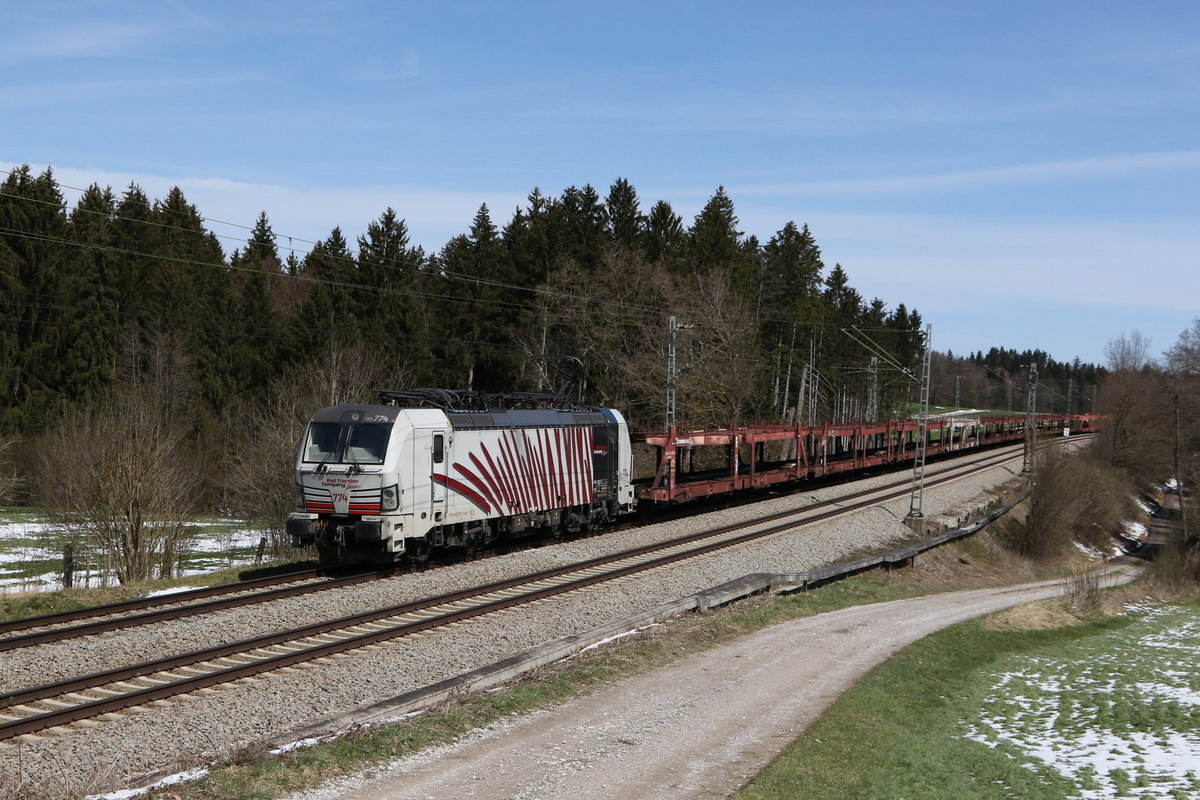 193 774 mit einem leeren Autozug am 9. April 2021 bei Grabenstätt im Chiemgau.