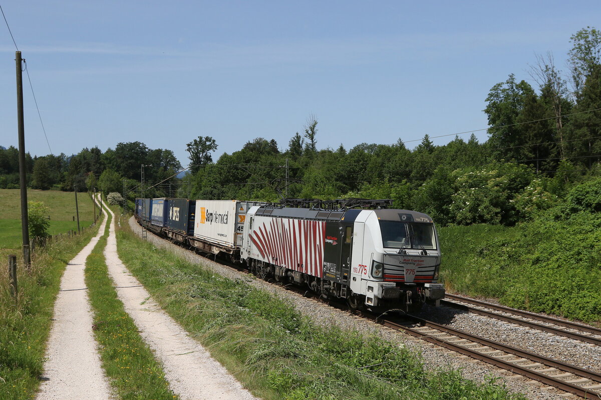 193 775 war am 18. Juni 2022 mit einem  KLV  bei Grabenstätt im Chiemgau in richtung Salzburg unterwegs.