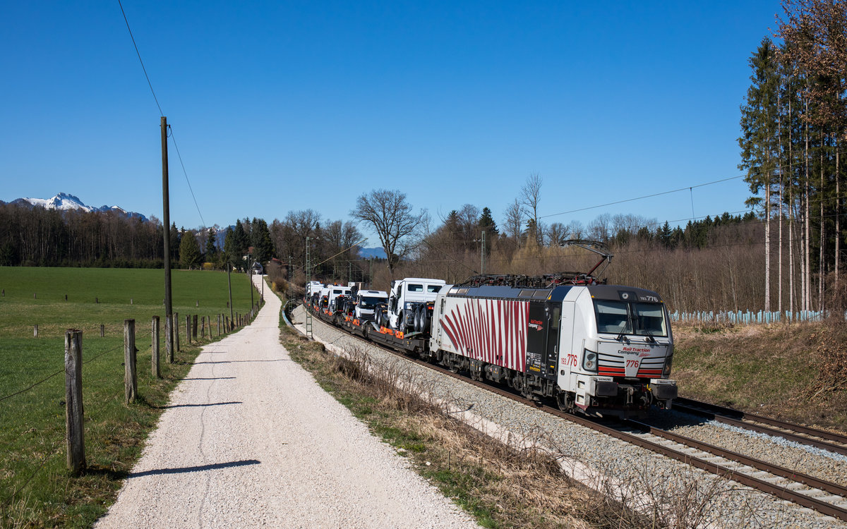 193 776 von Lokomotion fuhr mit einigen LKWs und Aufliegern in Richtung Tauern, aufgenommen am 7. April 2018 bei Grabenstätt.