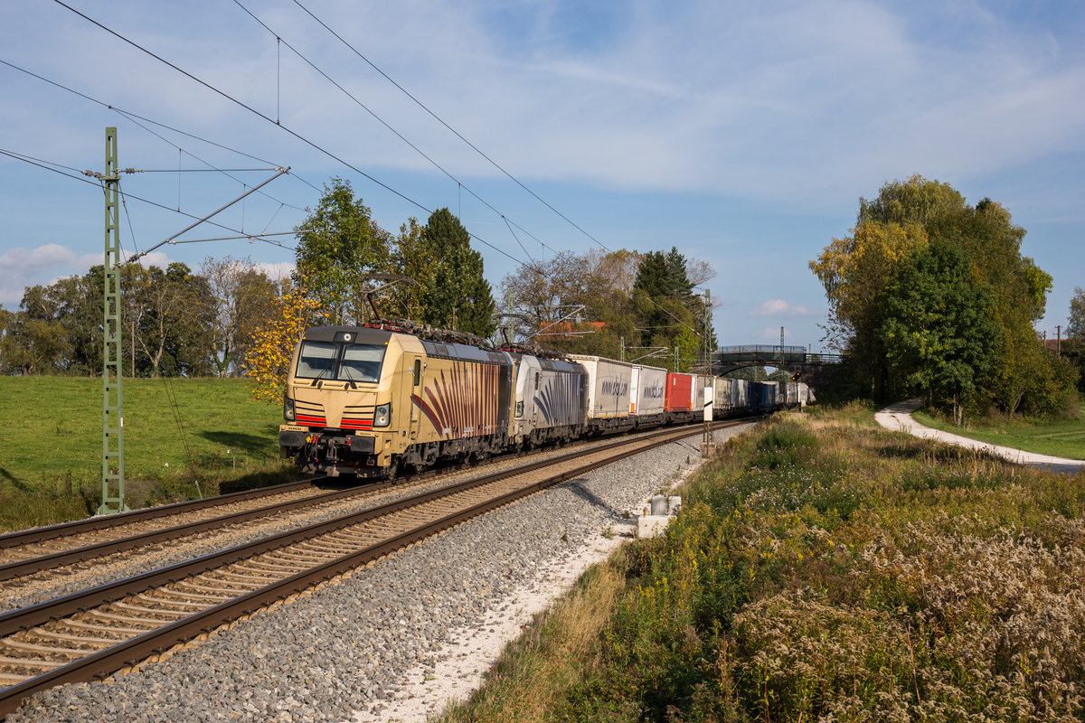 193 777 und 193 772 von Lokomotion fahren mit einem Ekol bei Übersee in Richtung München, aufgenommen am 13. Oktober 2017.