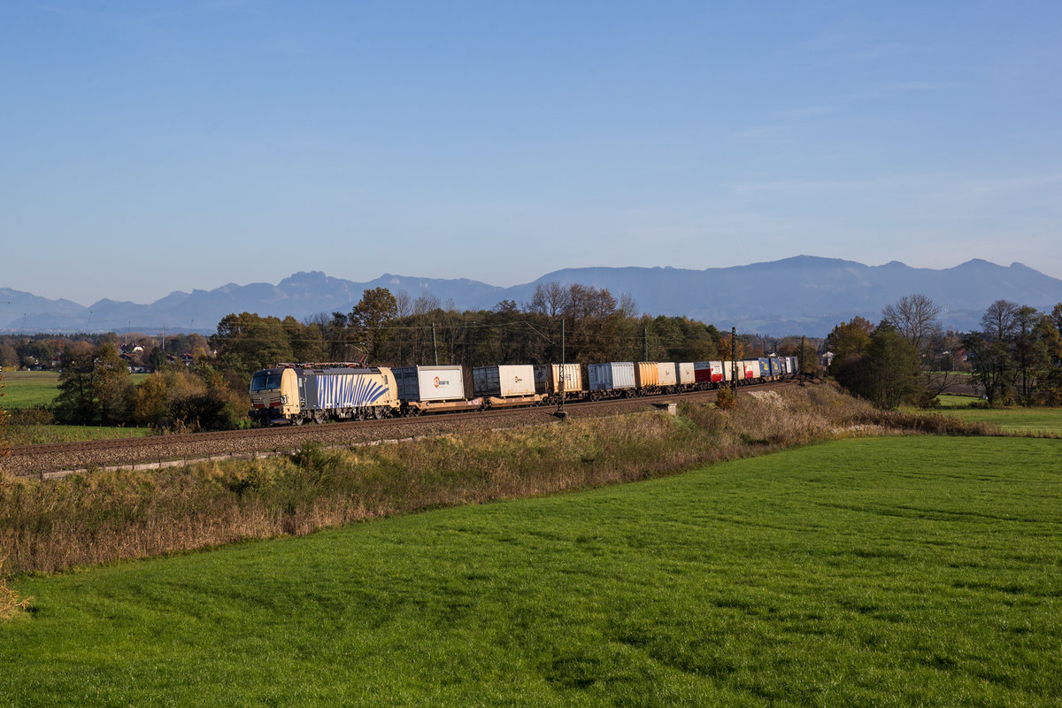 193 777 von Lokomotion fuhr am Nachmittag des 19. Oktober 2017 mit einem KLV bei Rann in Richtung München. 