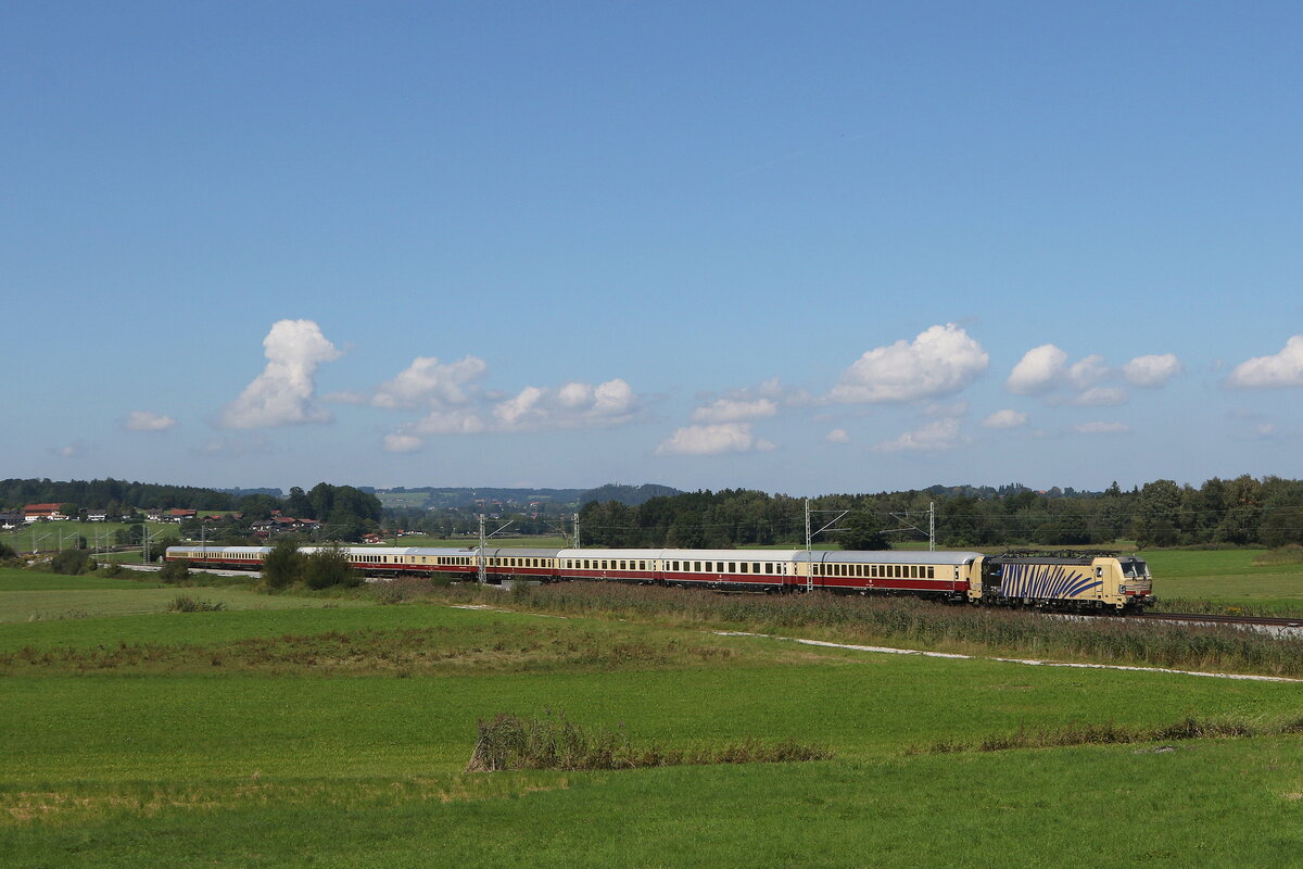 193 777 mit dem  AKE-Rheingold  auf dem Weg nach Salzburg am 5. September 2021 bei Bernau am Chiemsee.