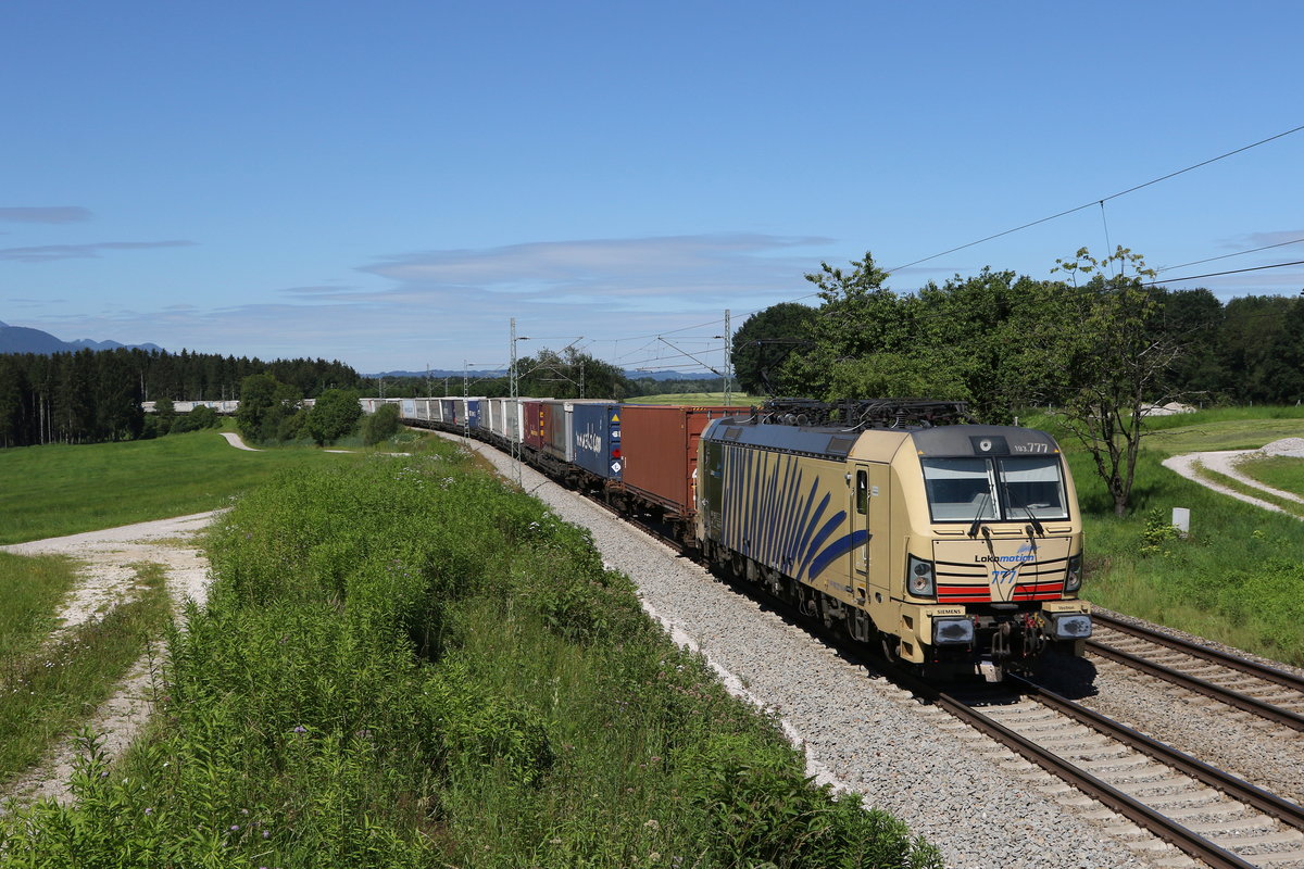 193 777 mit dem  EKOL  aus München kommend am 5. Juli 2020 bei Grabenstätt im Chiemgau.