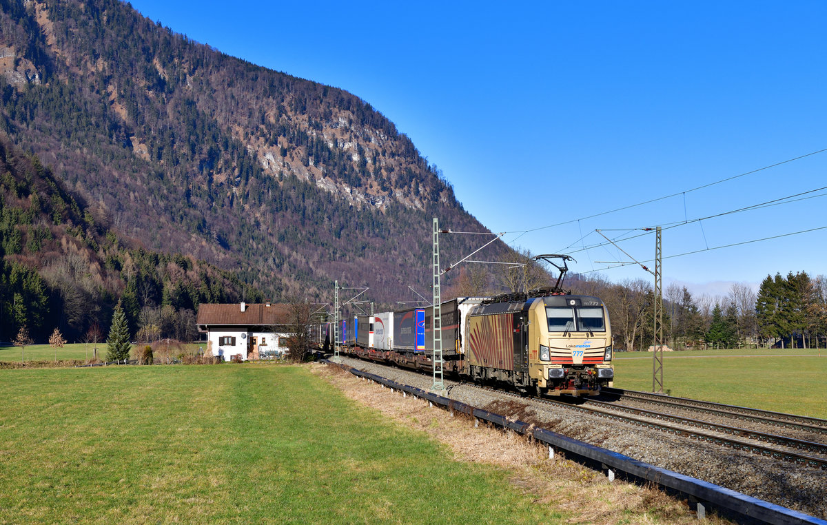 193 777 mit DGS 43823 am 19.12.2020 bei Niederaudorf.