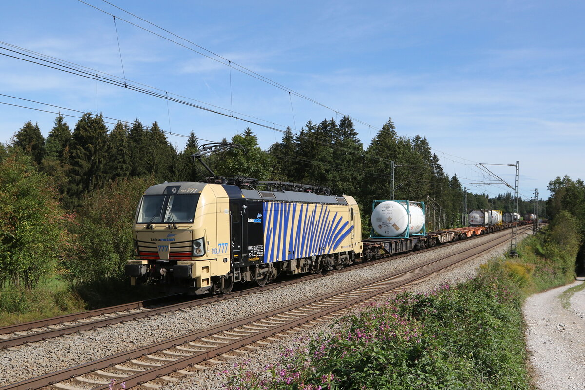 193 777 mit einem lückenhaft beladenem  KLV  auf dem Weg nach München am 12. September 2022 bei Grabenstätt.