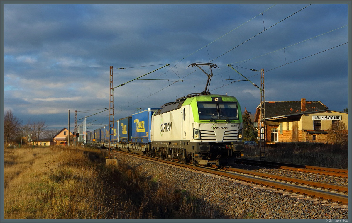 193 781-2 der ITL zieht am 30.12.2020 den LKW-Walter-Zug bei Lübs Richtung Roßlau.