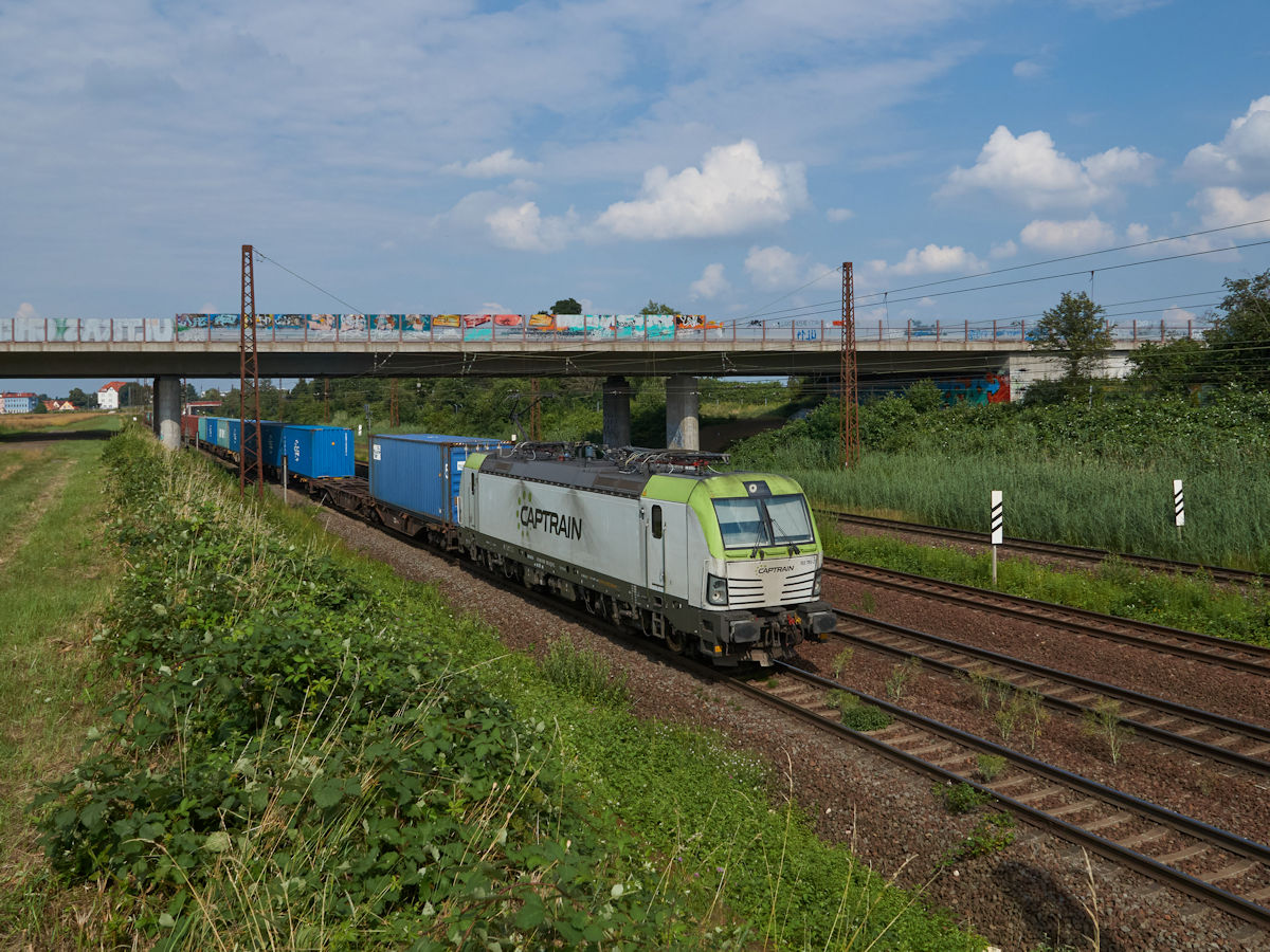 193 781 war am 10.07.2021 mit einem Containerzug bei Leipzig-Wiederitzsch unterwegs.