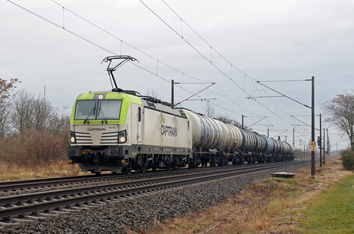 193 783 der Captrain führte am 10.12.21 einen kurzen Kesselwagenzug durch Greppin Richtung Dessau.
