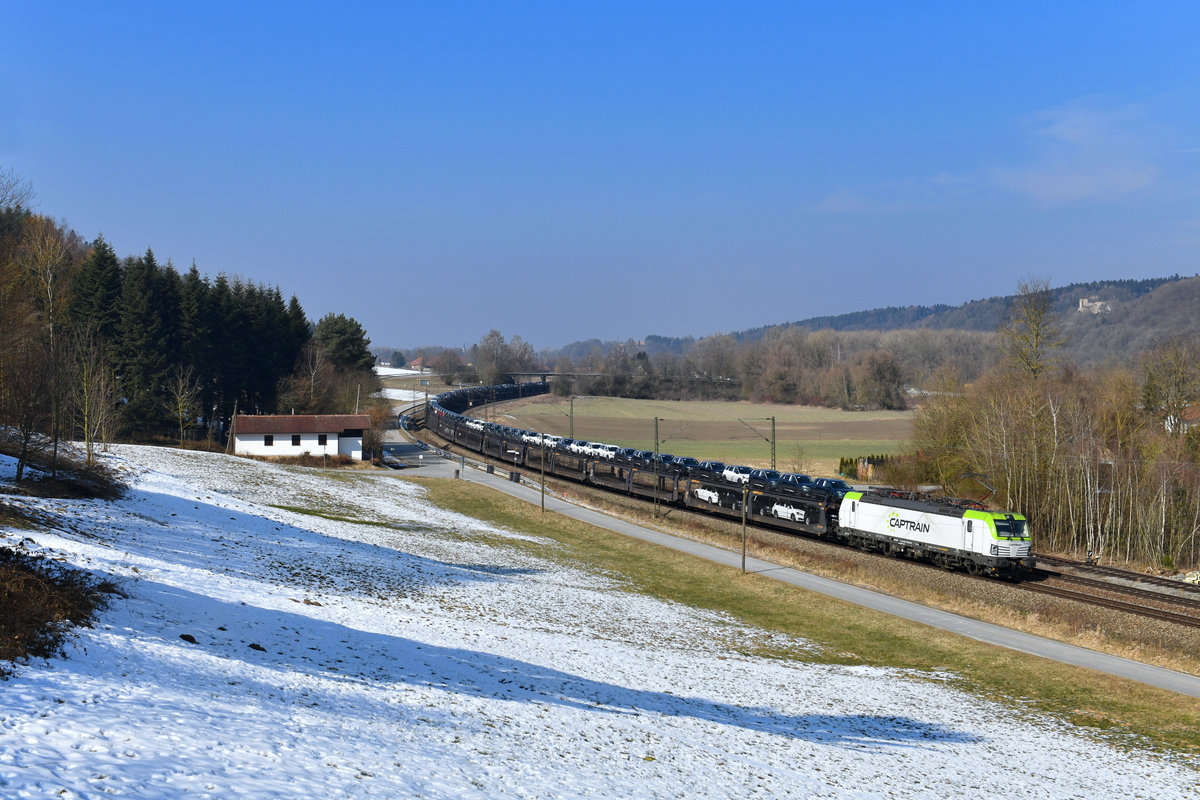 193 783 mit einem Autozug am 02.03.2018 bei Vilshofen. 