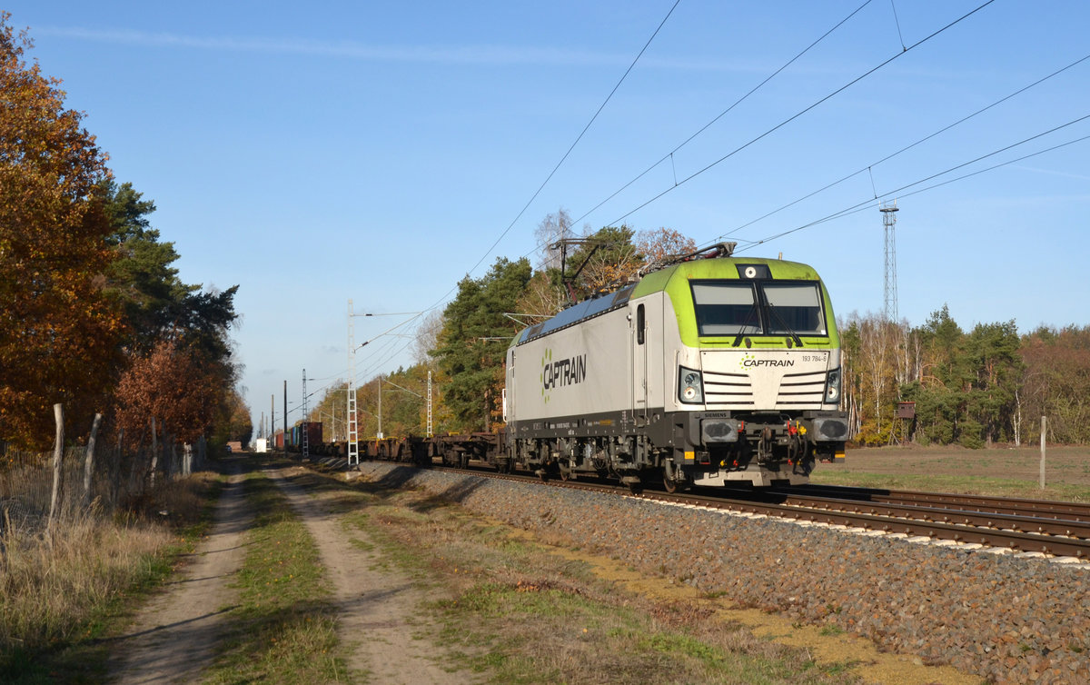 193 784 der Captrain schleppte am 14.11.18 einen Containerzug durch Marxdorf Richtung Zeithain. Leider war der vordere Teil unbeladen.