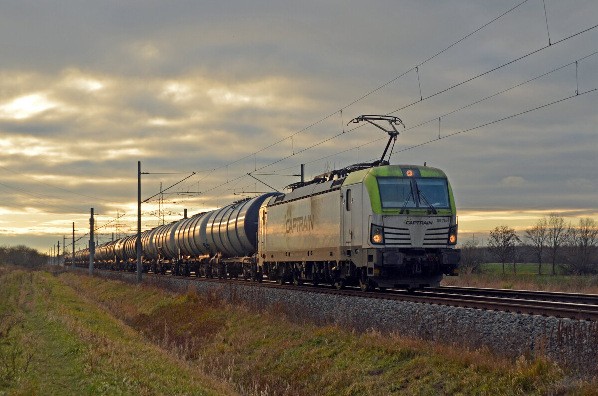 193 784 der Captrain schleppte im letzten Tageslicht des 15.12.21 einen Kesselwagenzug durch Braschwitz Richtung Magdeburg.