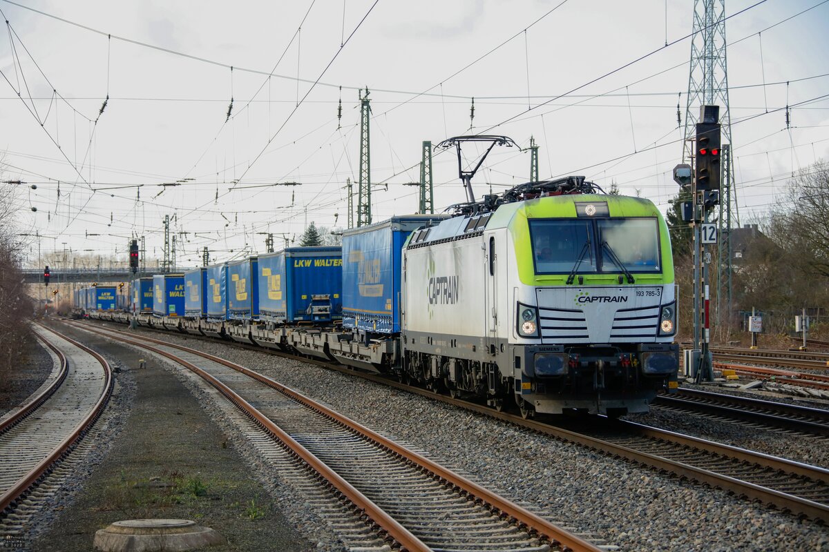 193 785-3 Captrain mit Lkw Walter KLV in Neubeckum, am 26.02.2022.