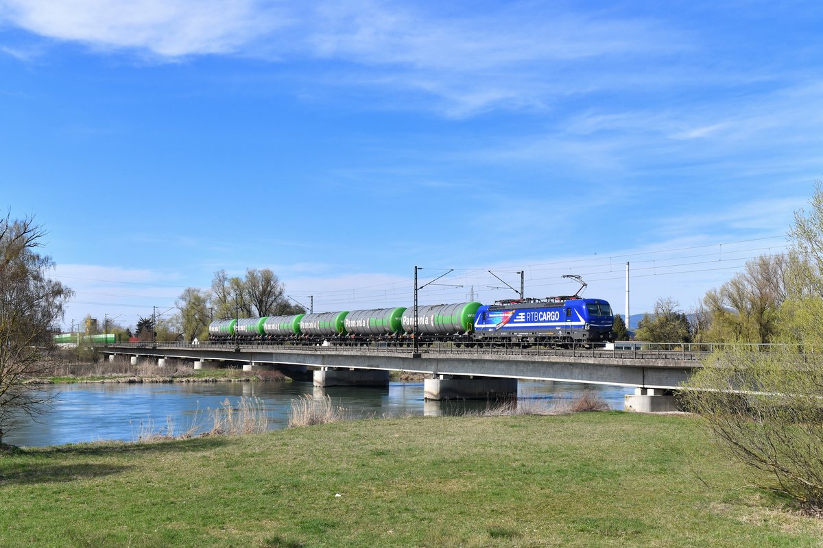 193 791 mit DGS 45199 am 04.04.2019 bei Plattling. 