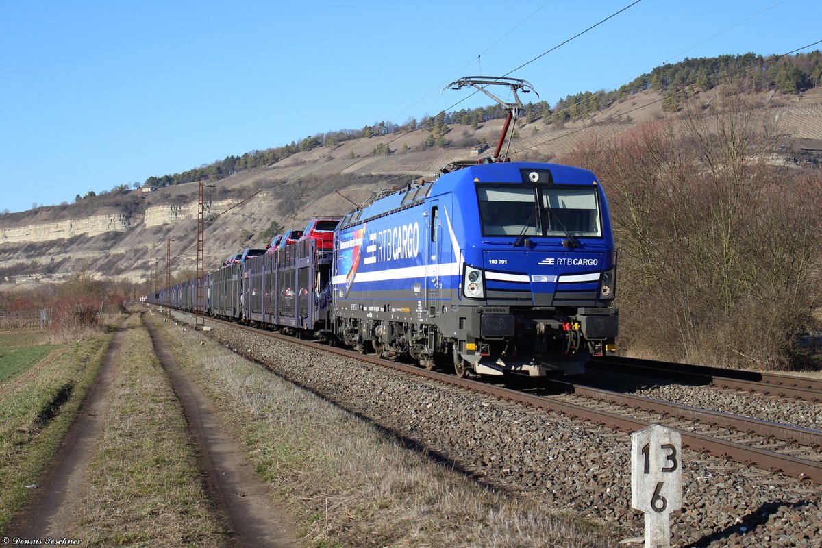 193 791 RTB-Cargo mit einem voll beladenem Autologistiker bei Thüngersheim am 27.02.2019