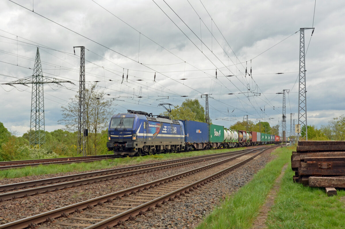 193 791 der RTB Cargo rollte am 18.04.24 mit einem Containerzug durch Saarmund Richtung Potsdam.