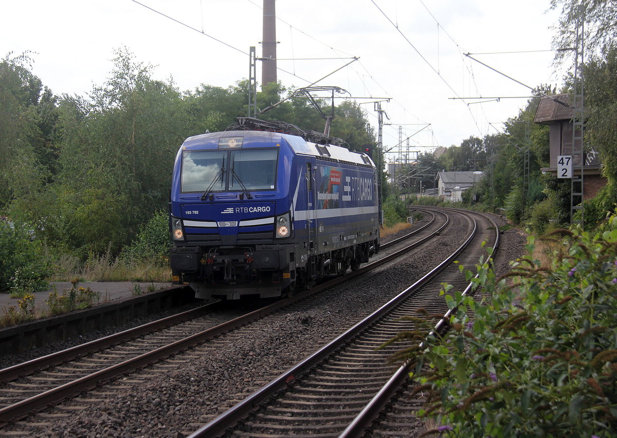 193 792-9 von Rurtalbahn-Cargo  kommt als Lokzug aus Aachen-West(D) nach Krefeld-Hbf und kommt aus Richtung Aachen-West,Laurensberg,Richterich,Kohlscheid,Herzogenrath,Palenberg,Zweibrüggen,Frelenberg,Geilenkirchen,Süggerath,Lindern,Brachelen,Hückelhoven-Baal,Baal und fährt durch Erkelenz in Richtung Herrath,Beckrath,Wickrath,Rheydt-Hbf,Mönchengladbach-Hbf. 
Aufgenommen vom Bahnsteig 1 in Erkelenz. 
Bei Sonne und Wolken am Mittag vom 12.8.2019.