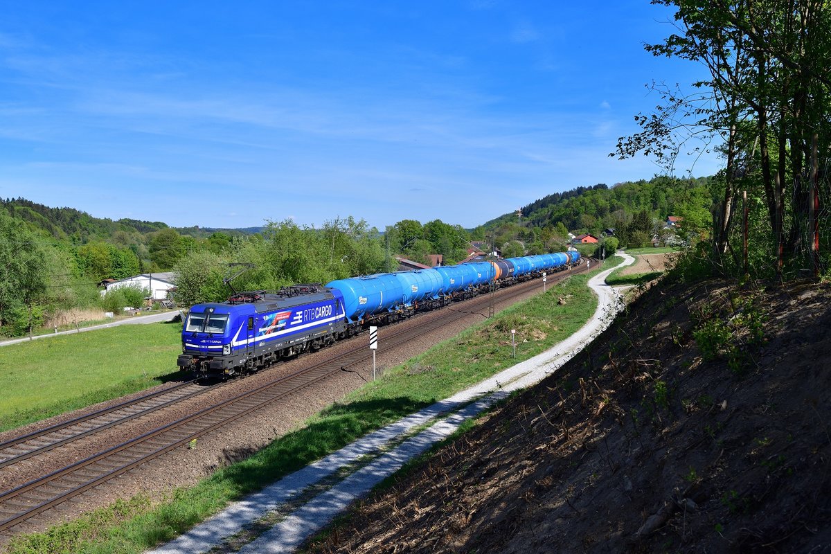 193 792 mit einem Kesselzug am 26.04.2020 bei Seestetten.
