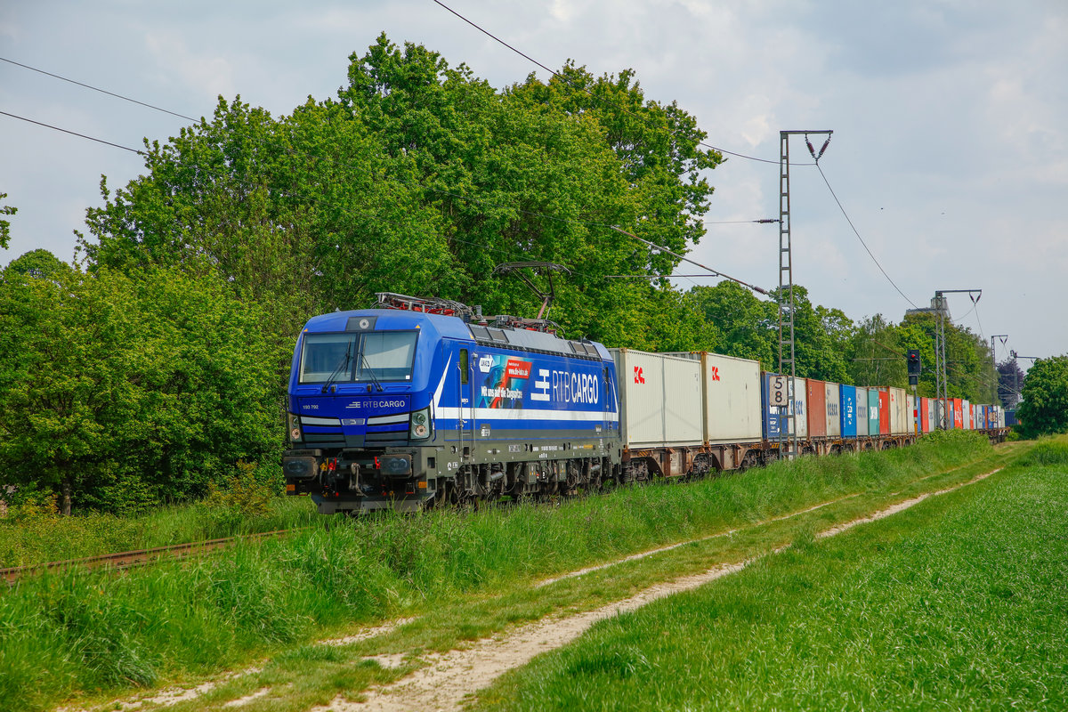 193 792 RTB Cargo mit Container in Dülken, am 19.05.2019.
