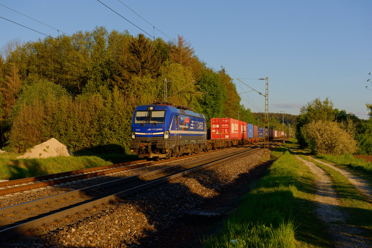 193 792 RTB Cargo mit einem Containerzug bei Postbauer-Heng Richtung Nürnberg, 05.05.2020