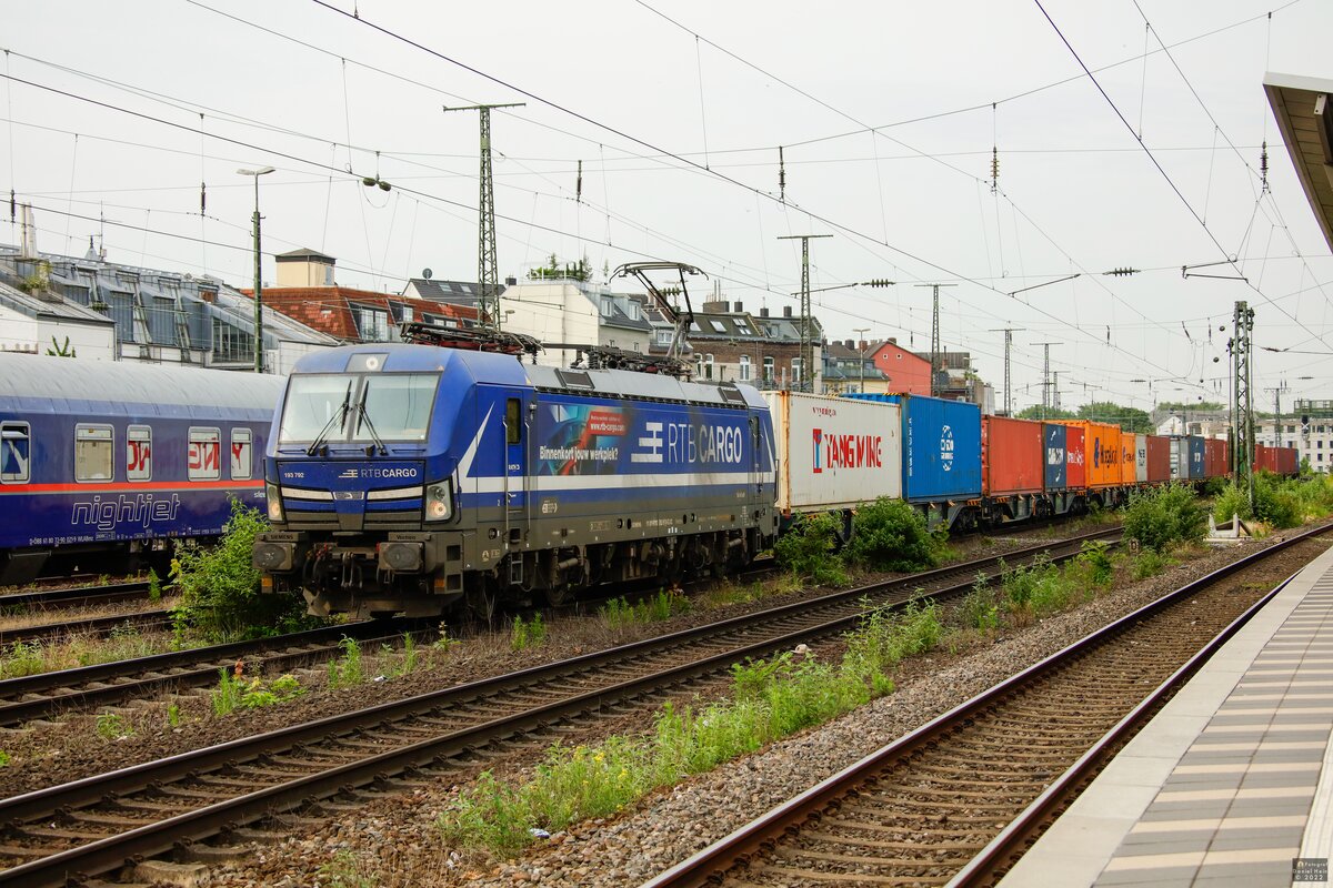 193 792 RTB Cargo mit Containerzug in Köln West, Juni 2022.