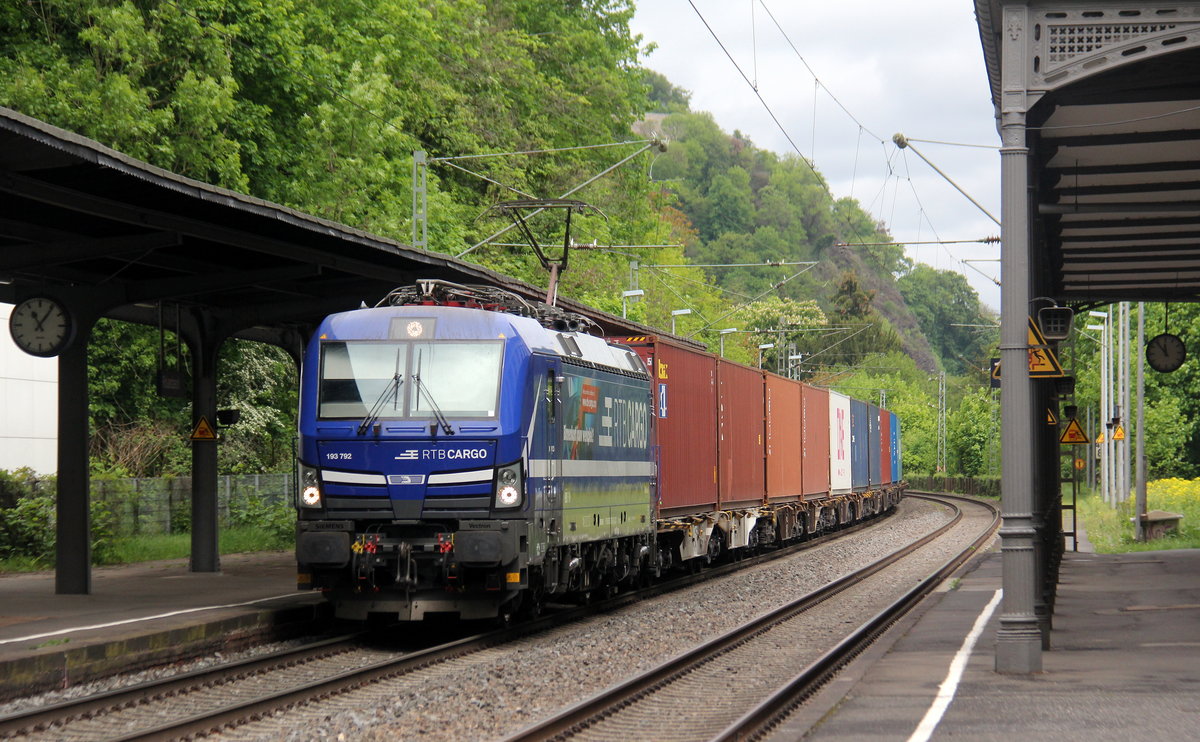 193 792 von der Rurtalbahn kommt mit einem Containerzug aus Norden nach Süden und kommt aus Richtung Köln,Bonn und fährt durch Rolandseck in Richtung Koblenz. 
Aufgenommen vom Bahnsteig in Rolandseck.
Am Vormittag vom 9.5.2019. 