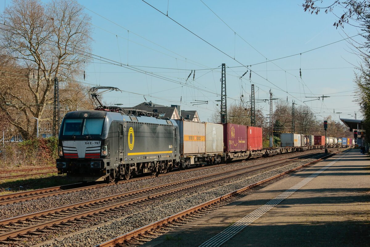 193 797 BEACON mit Containerzug in Hilden, M�rz 2026.