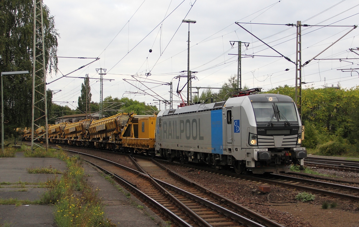 193 801-8 im Dienst der Firma Spitzke mit Bauzug in Lehrte. Am Zugschluss hing noch 203 006-6. Aufgenommen am 21.09.2013.