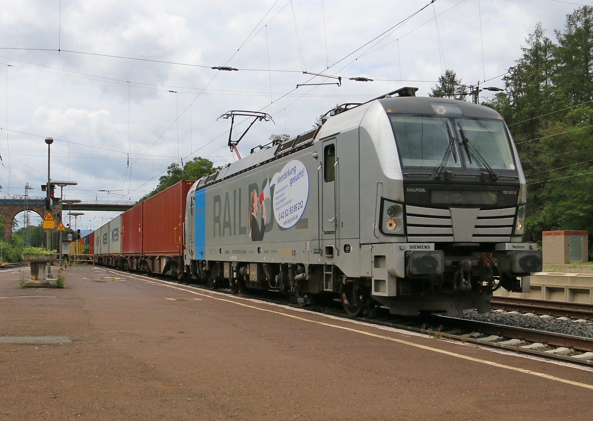 193 801-8 mit Containerzug in Fahrtrichtung Norden. Aufgenommen in Eichenberg am 28.07.2015.