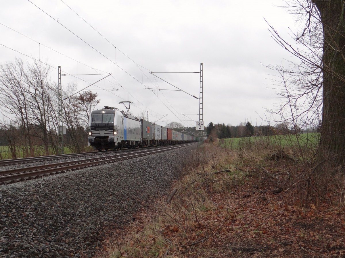 193 801 zu sehen am 11.12.14 mit einem Containerzug an der Schöpsdrehe bei Plauen/V.