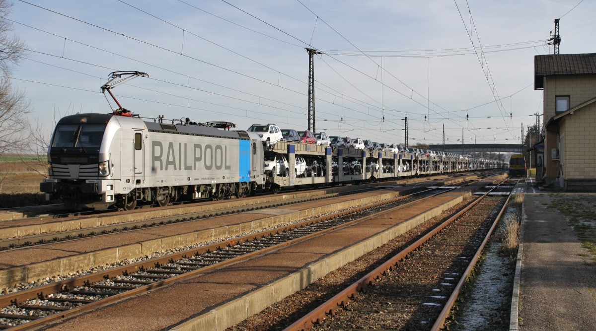 193 802-6 von Railpool ist am 4.12.2013 mit einem voll beladenem Autotransportzug von Wien kommend Richtung Linz unterwegs. Hier bei der Durchfahrt in Kirchstetten.