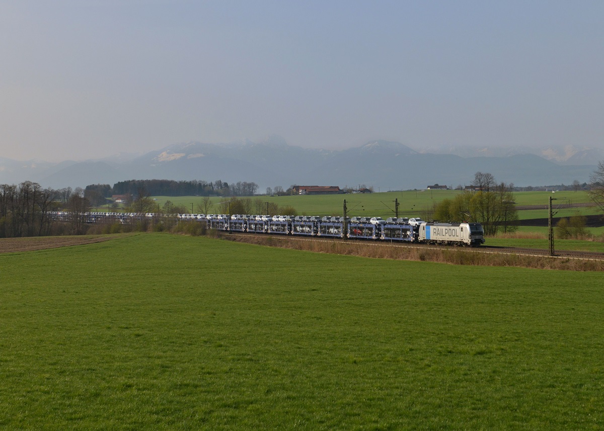 193 802 mit einem umgeleiteten Autozug am 01.04.2014 bei Haus. 