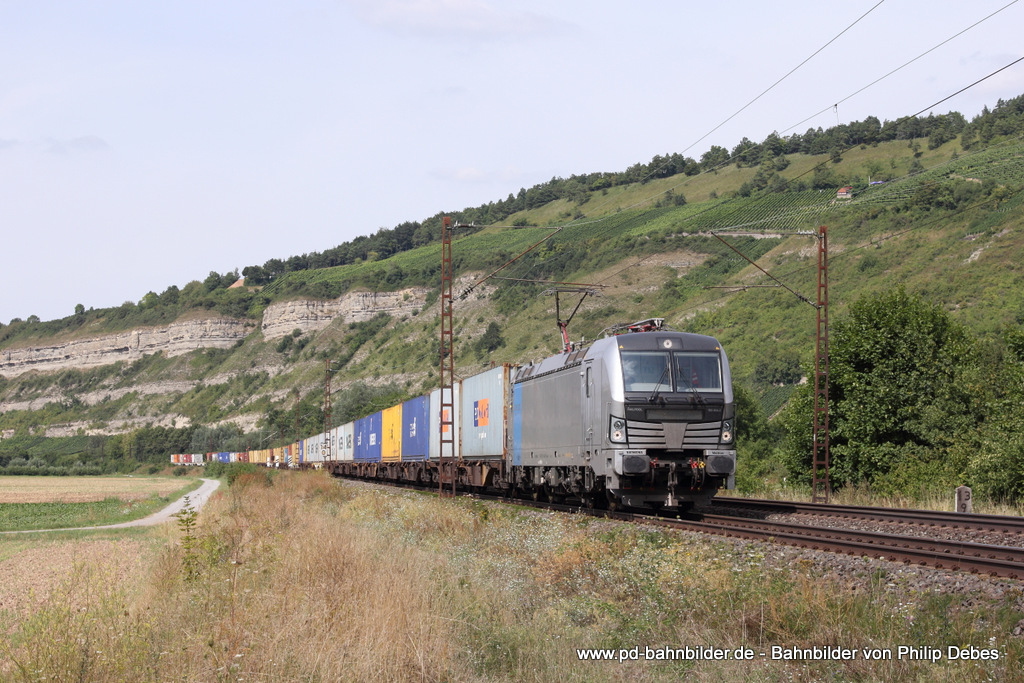 193 804-2 (Eisenbahnen und Verkehrsbetriebe Elbe-Weser) fhrt am 15. August 2013 um 14:47 Uhr mit einem Gterzug durch Thngersheim