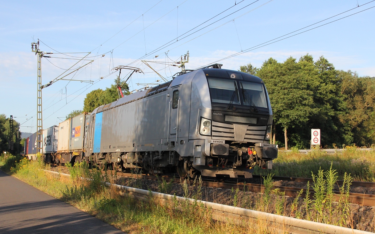 193 804-2 mit Containerzug in Fahrtrichtung Norden. Aufgenommen am 01.08.2013 in Wehretal-Reichensachsen.