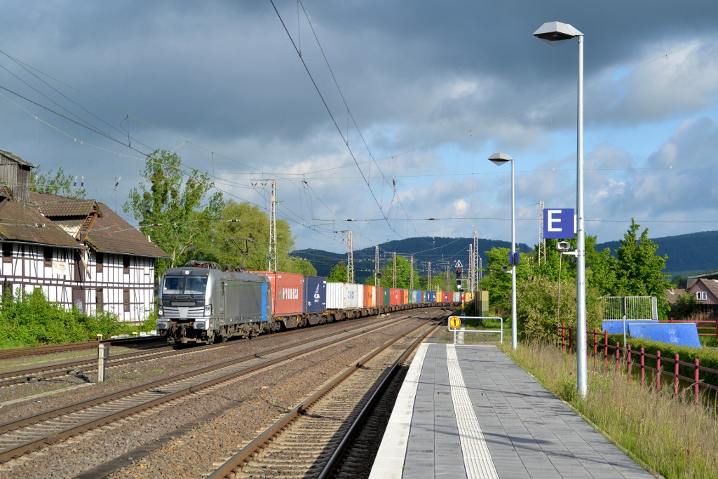 193 804-2 mit einem Containerzug am 07.05.2014 in Kreiensen