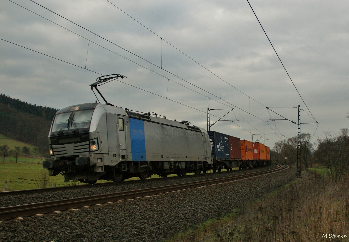 193 804-2 mit einen Containerzug Richtung Süden am 18.12.13 bei Hermannspiegel.