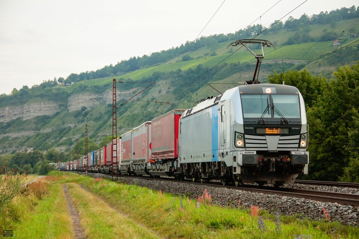 193 804-2 Railpool mit KLV in Thüngersheim, August 2021.