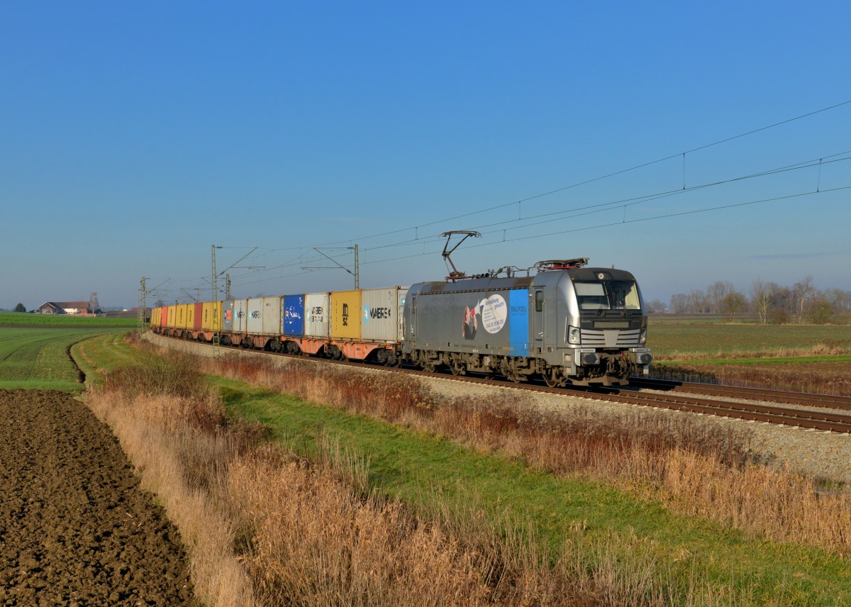 193 804 mit einem Containerzug am 07.12.2015 bei Unternberg. 
