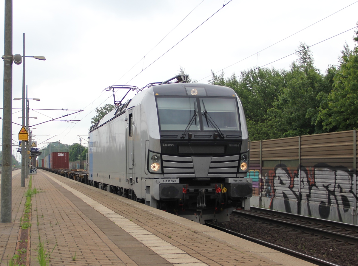 193 805-9 mit Containerzug aus Richtung Seelze kommend. Aufgenommen am 30.05.2013 in Dedensen-Gmmer.