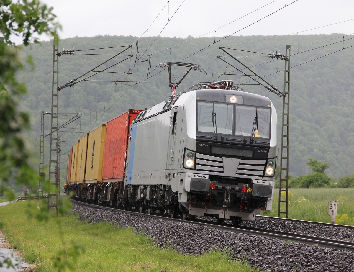 193 805-9 mit Containerzug in Fahrtrichtung Sden. Aufgenommen am 23.05.2013 bei Harrbach.