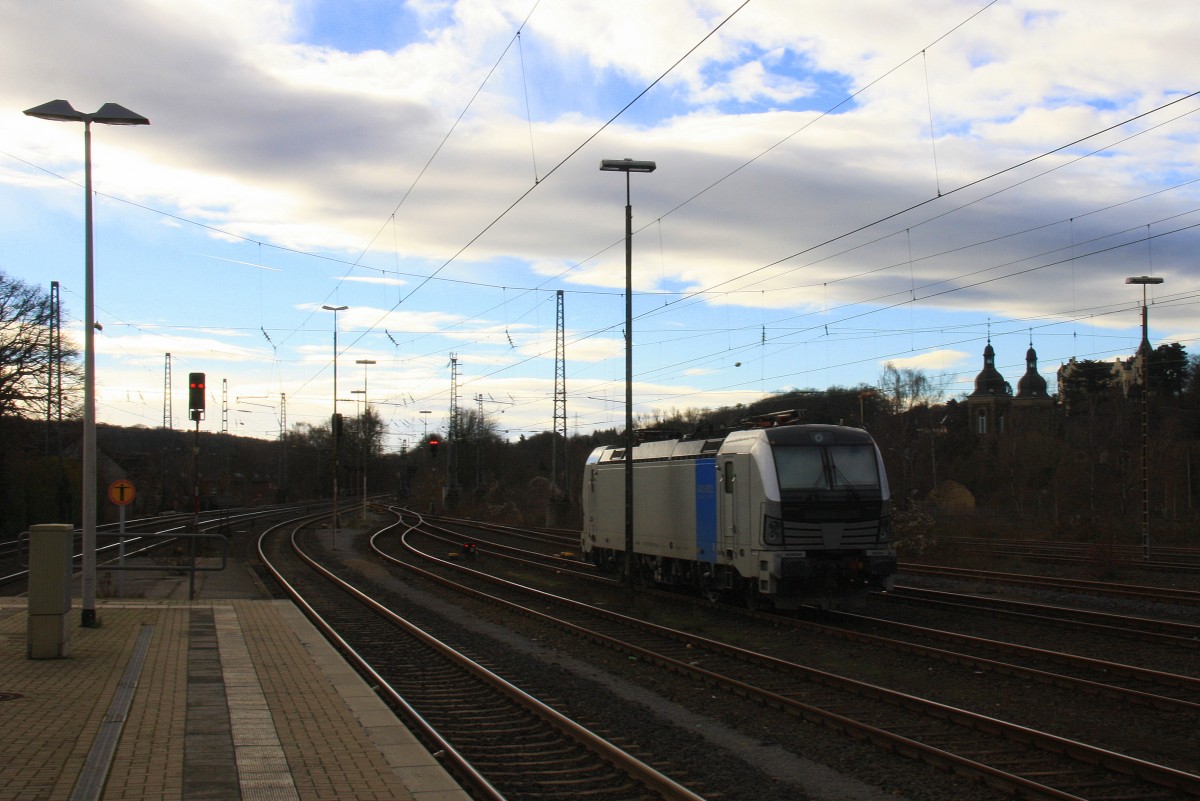 193 805-9 von Railpool steht abgestellt im Bahnhof von Herzogenrath bei Sonne und Wolken am  27.12.2013.