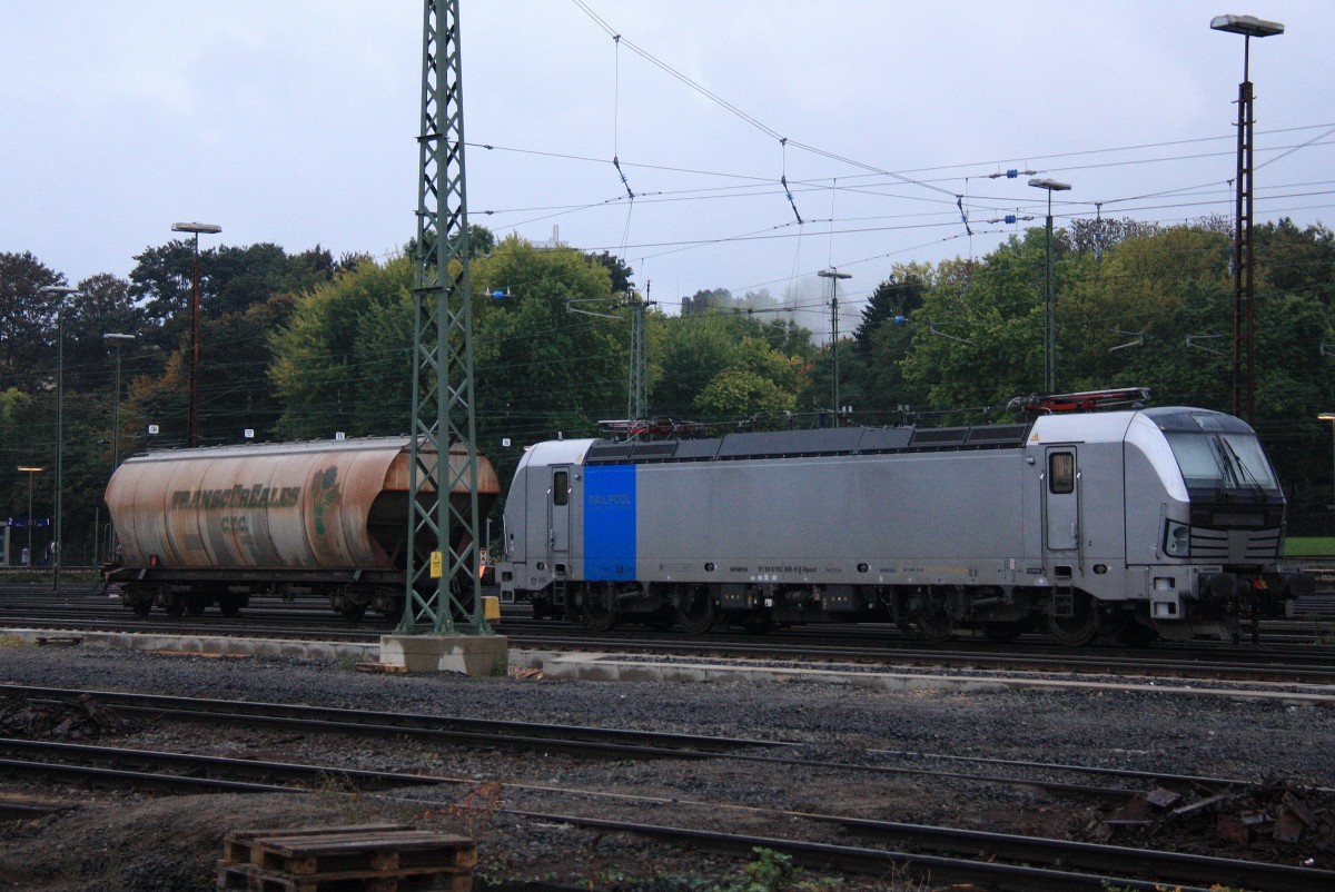 193 805-9 von Railpool steht mit einem Getreidewagen in Aachen-West bei Regenwolken und in der Abendstimmung am 9.10.2013.
