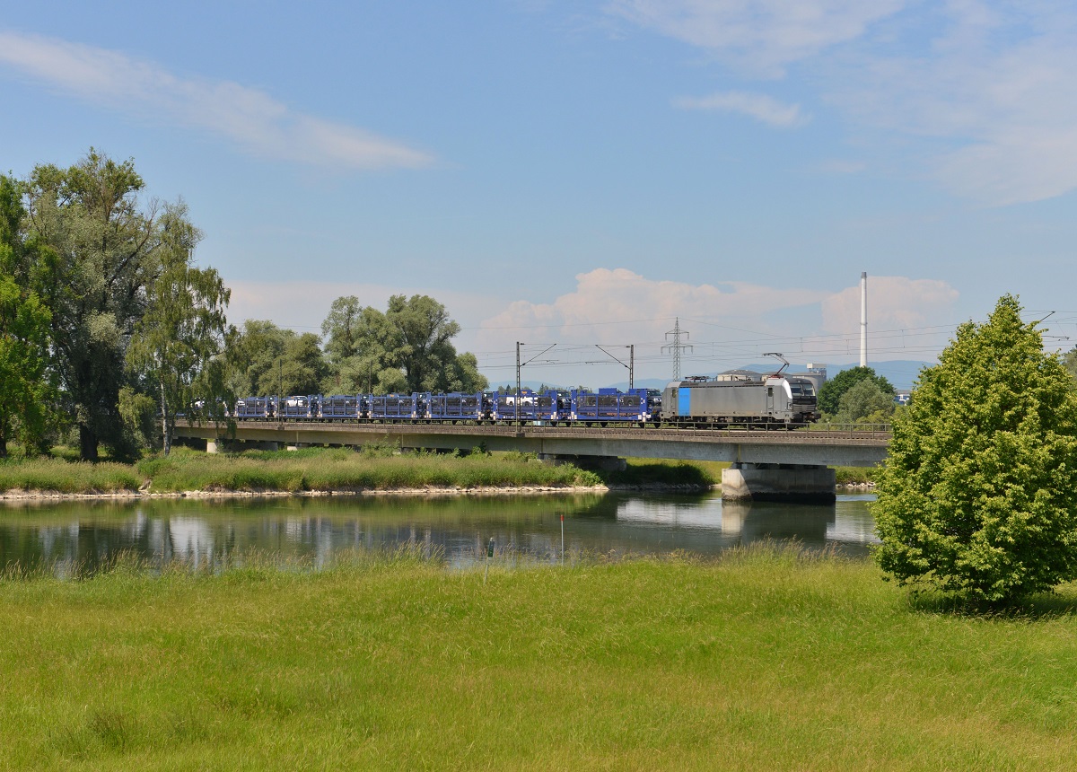 193 805 mit einem Autozug am 11.06.2014 auf der Isarbrücke bei Plattling.