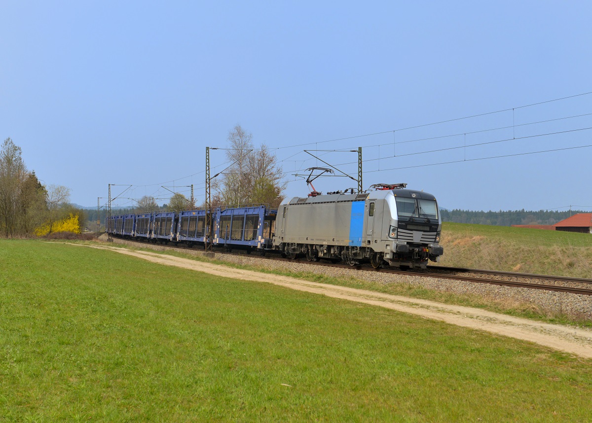 193 805 mit einem umgeleiteten Autozug am 01.04.2014 bei Ostermünchen. 