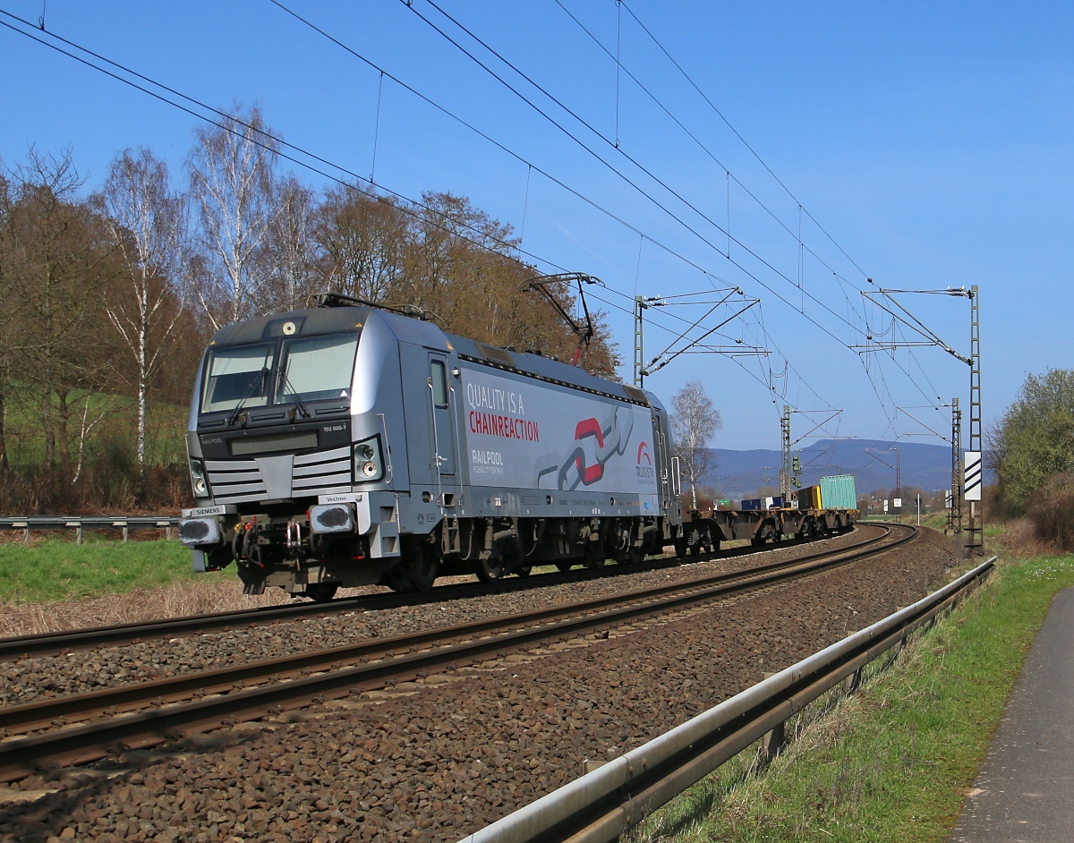 193 806-7 mit Containerzug in Fahrtrichtung Süden. Aufgenommen in Wehretal-Reichensachsen am 02.04.2016.