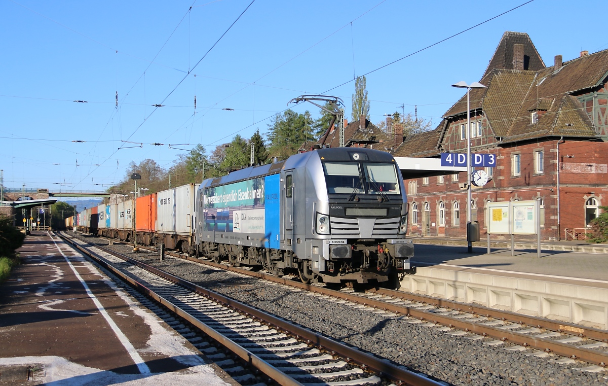 193 806-7 mit Containerzug in Fahrtrichtung Norden. Aufgenommen in Eichenberg am 17.04.2014.
