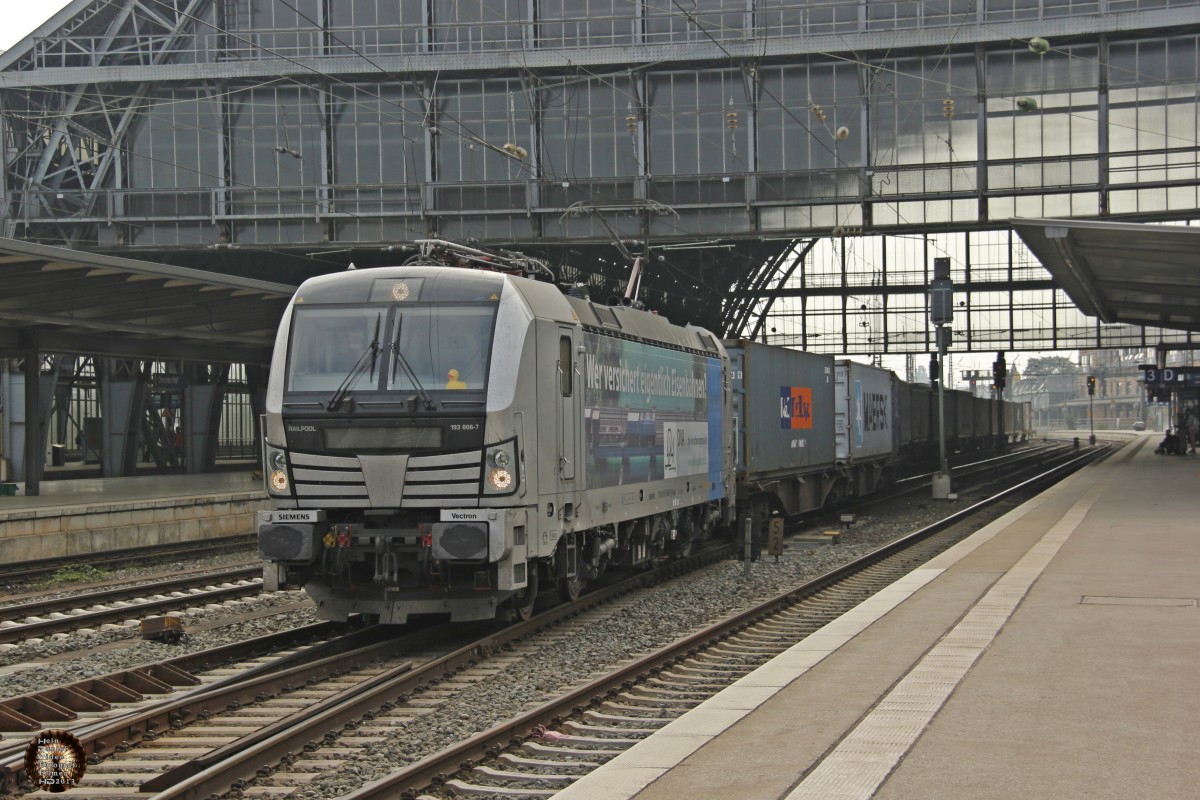 193 806-7 Railpool mit Containerzug in Bremen Hbf, August 2013.